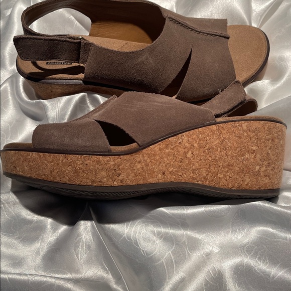 Clarks Women's Tan Suede Sandals 11M - Picture 2 of 6